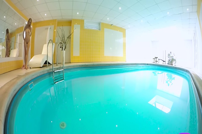 VR系列极品豪乳女模特裸泳 在泳池边对着镜头诱人自慰高潮颤抖 画面唯美-lyz