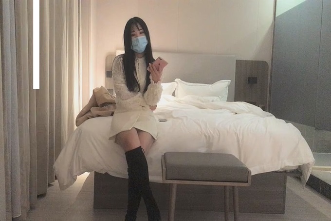网约小姐姐酒店偷拍，后入啪啪饥渴几天了用力干，做到一半要去医院表示很无语-lyz