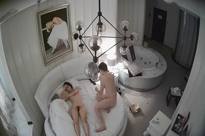 高挑漂亮的气质大美女酒店和网友见面洗澡时被男各种干的喊救命,又在床上连操2次大叫-lyz
